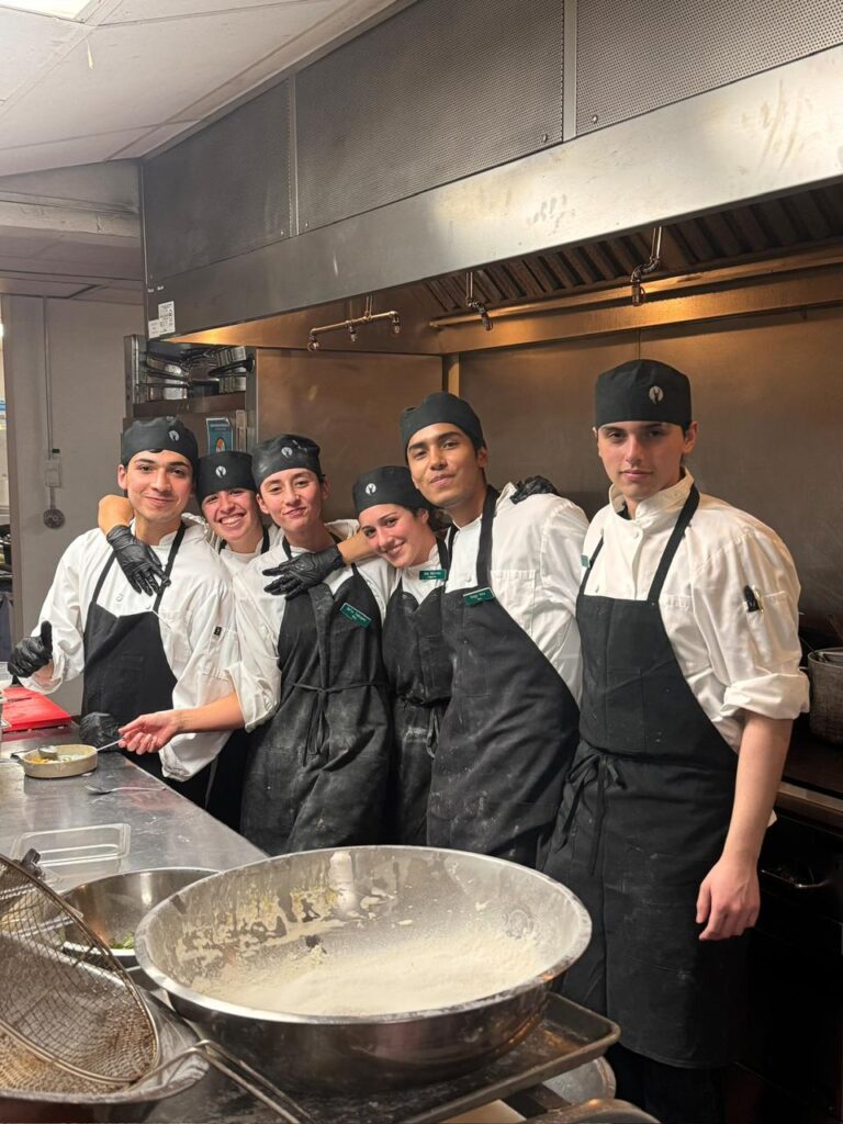 Jóvenes de diferentes nacionalidades trabajando temporalmente en Park City, Estados Unidos (2026).